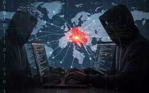 Eine dunkle Gestalt tippt auf einem Laptop, im Hintergrund eine stilisierte Karte Europas mit Linien, die von Deutschland nach Russland führen. - Foto: über boerse-global.de