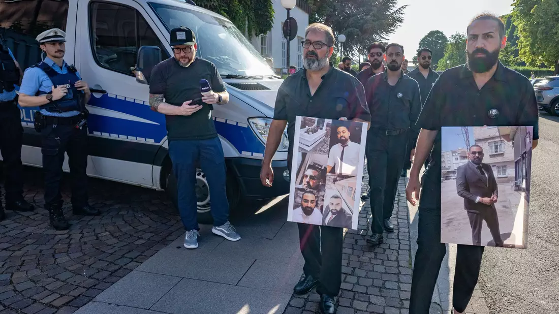 Die Zuschauerplätze reichen nicht aus - Bild: Boris Roessler/dpa