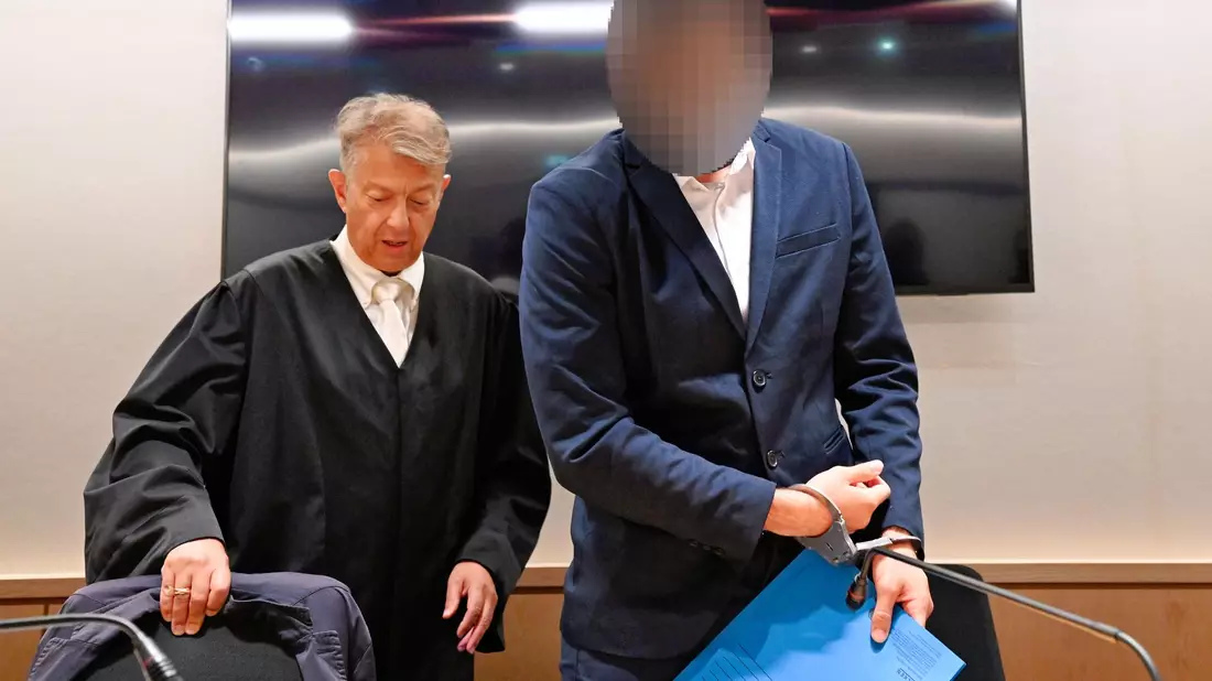 Der Angeklagte macht Angaben zur Person - Bild: Uwe Anspach/dpa