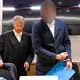 Der Angeklagte macht Angaben zur Person - Bild: Uwe Anspach/dpa