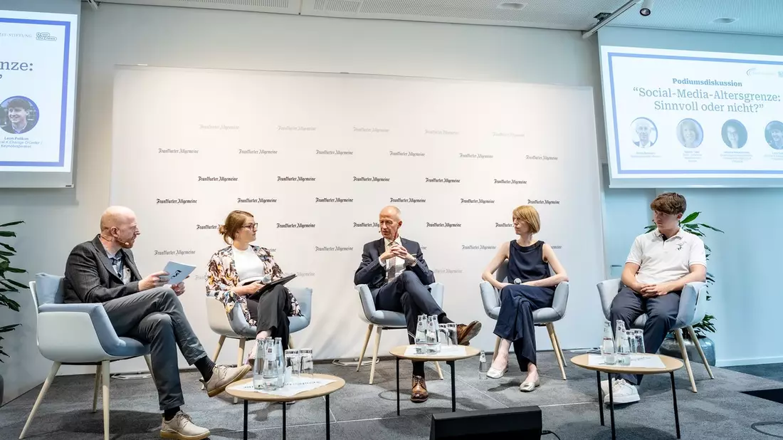 FAZIT-STIFTUNG und #UseTheNews machen sich gemeinsam mit der Medienanstalt Hessen für Elternmedienbildung stark / Erfolgreicher Projektauftakt in Frankfurt am Main mit Bildungsminister Armin Schwarz - Bild: presseportal.de