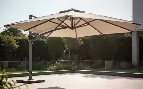 Ein hochwertiger, heller Sonnenschirm spendet Schatten auf einer sonnigen Terrasse, symbolisiert UV-Schutz und Stabilität. - Foto: über boerse-global.de