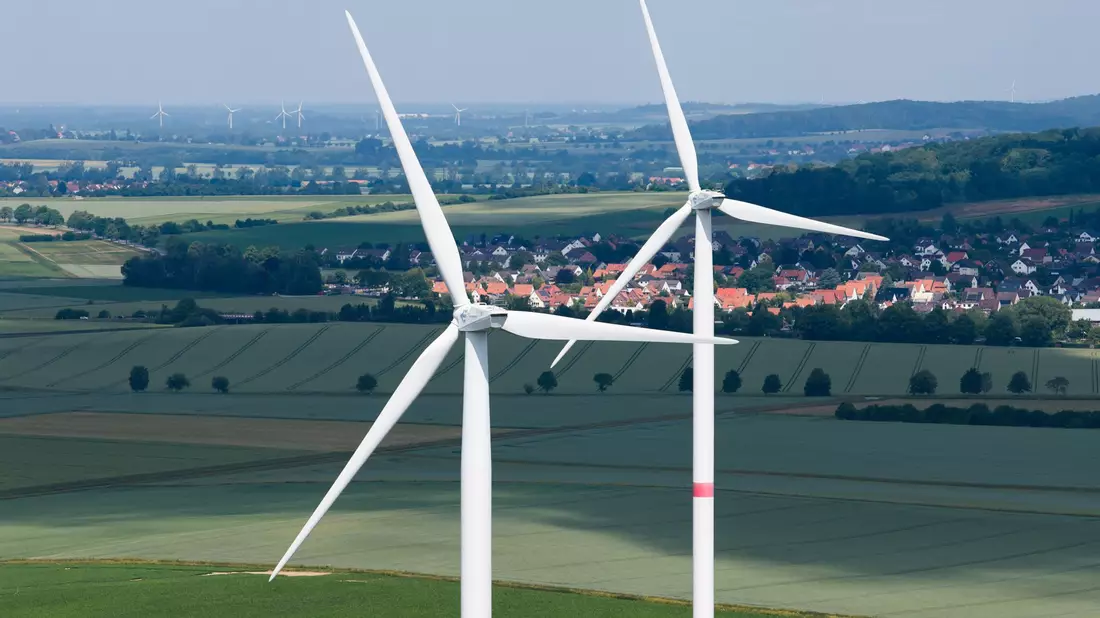 Windkraft schafft viele Arbeitsplätze. (Archivbild) - Bild: Julian Stratenschulte/dpa
