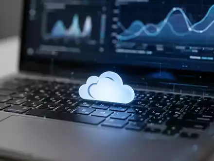 Nahaufnahme einer Laptoptastatur mit einem leuchtenden OneDrive-Cloud-Symbol auf einer Taste, unscharfer Bildschirm im Hintergrund. - Foto: über boerse-global.de