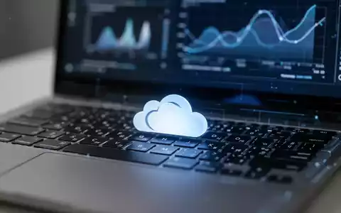 Nahaufnahme einer Laptoptastatur mit einem leuchtenden OneDrive-Cloud-Symbol auf einer Taste, unscharfer Bildschirm im Hintergrund. - Foto: über boerse-global.de