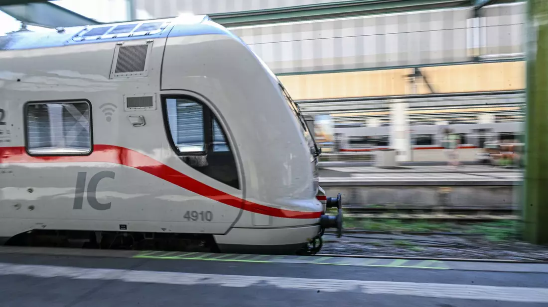 Die Störung im Bahnverkehr konnte gegen 0.30 Uhr behoben werden. Seither rollen die Züge wieder. - Bild: Jason Tschepljakow/dpa