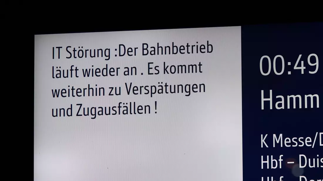 «Der Bahnbetrieb läuft wieder an»: Über diese Nachricht freuten sich Reisende in der Nacht. - Bild: Rolf Vennenbernd/dpa
