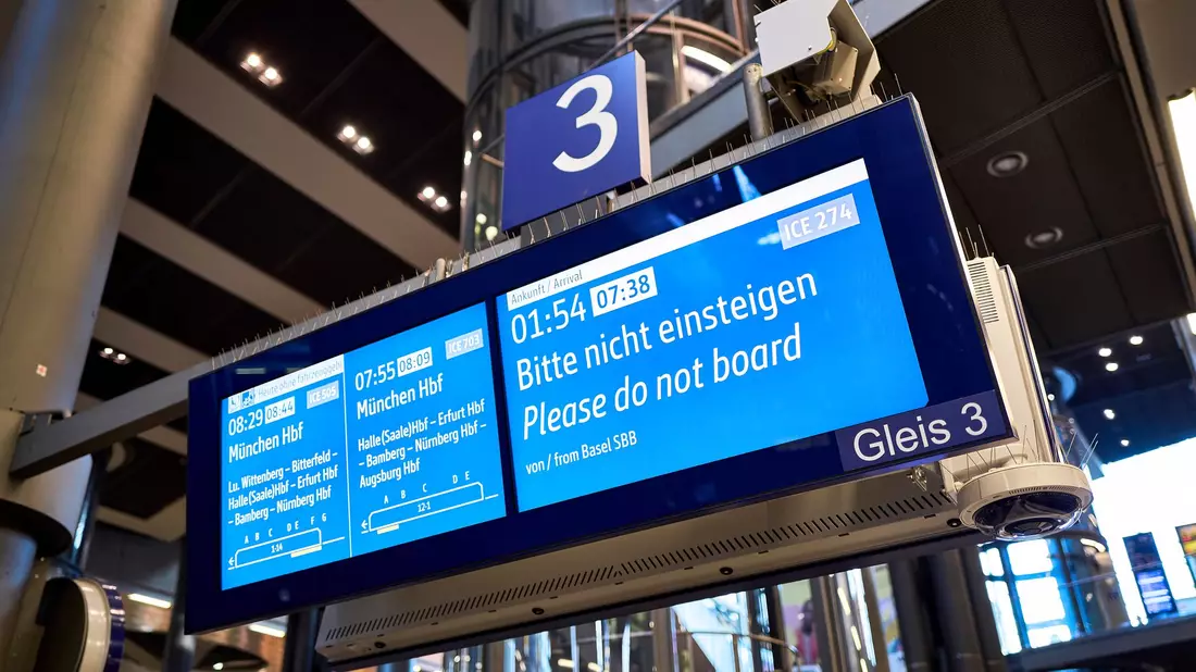 Nach dem bundesweiten Ausfall im Bahnbetrieb kam es am Morgen noch zu Verspätungen.  - Bild: Michael Ukas/dpa