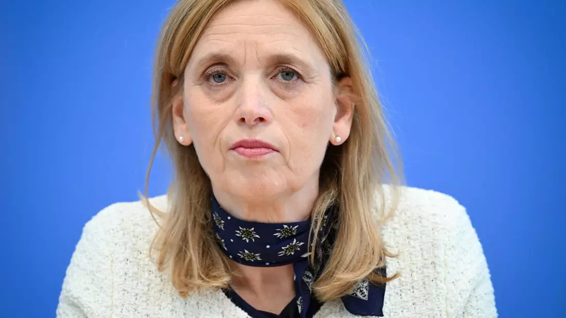 Familienministerin Prien ist für Social-Media-Beschränkungen für Kinder. (Archivbild) - Bild: Soeren Stache/dpa