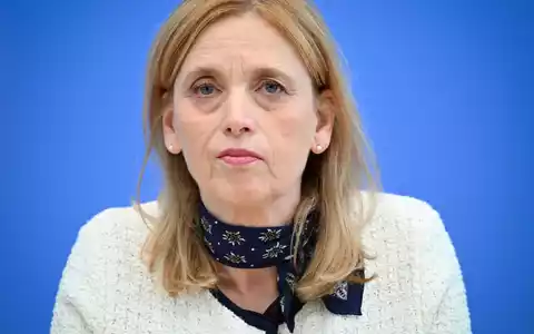 Familienministerin Prien ist für Social-Media-Beschränkungen für Kinder. (Archivbild) - Foto: Soeren Stache/dpa
