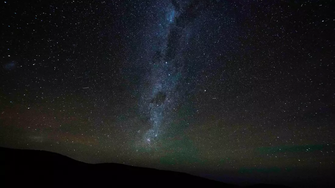Die Milchstraße erstreckt sich über den Nachthimmel - hier von der Atacama-Wüste aus gesehen. (Archivbild) - Bild: Esteban Felix/AP/dpa