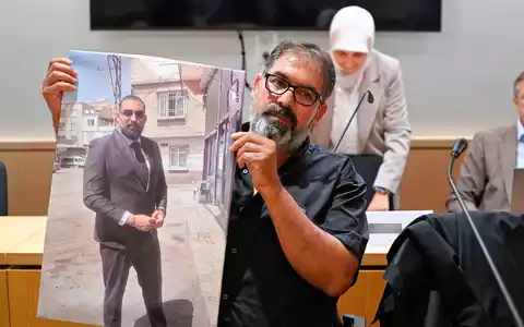 Zur Prozesseröffnung zeigten die Angehörigen ein Foto des Opfers. - Foto: Uwe Anspach/dpa