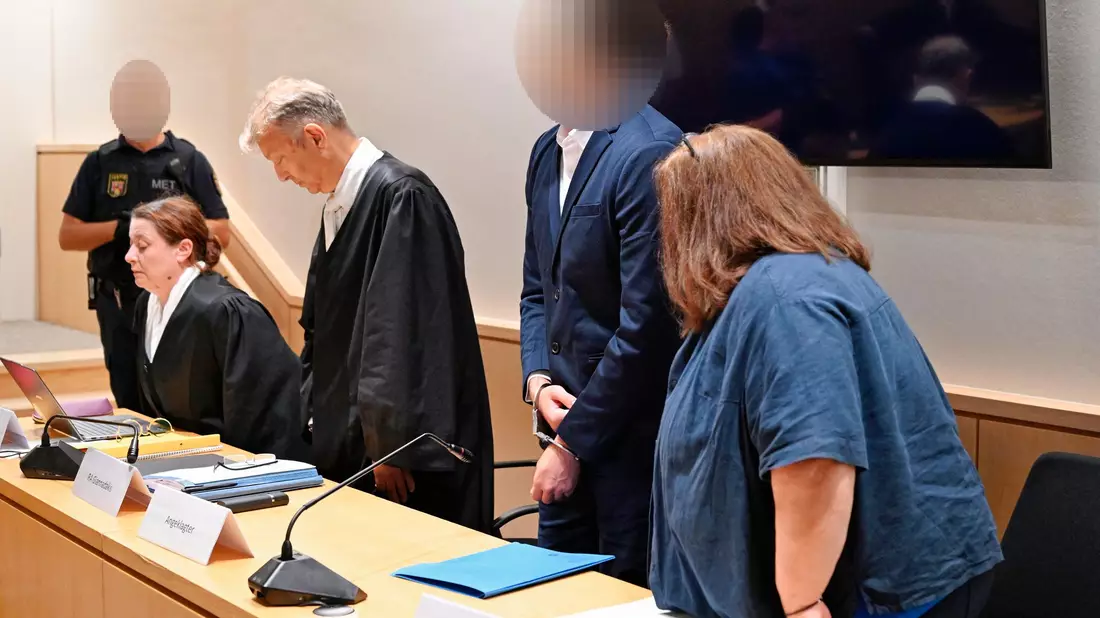 Die Anklage lautet Körperverletzung mit Todesfolge. - Bild: Uwe Anspach/dpa POOL/dpa