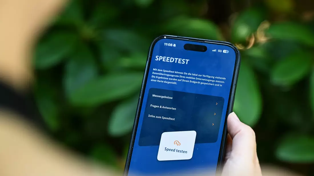 Die Handynutzer sollen in den kommenden Tagen möglichst häufig ihr Handy zücken, um mit der App Mobilfunk-Check Tests zu machen. - Bild: Wolf von Dewitz/dpa