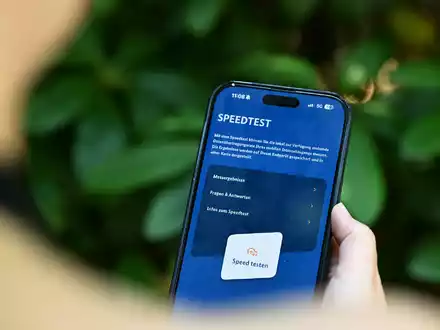 Die Handynutzer sollen in den kommenden Tagen möglichst häufig ihr Handy zücken, um mit der App Mobilfunk-Check Tests zu machen. - Foto: Wolf von Dewitz/dpa