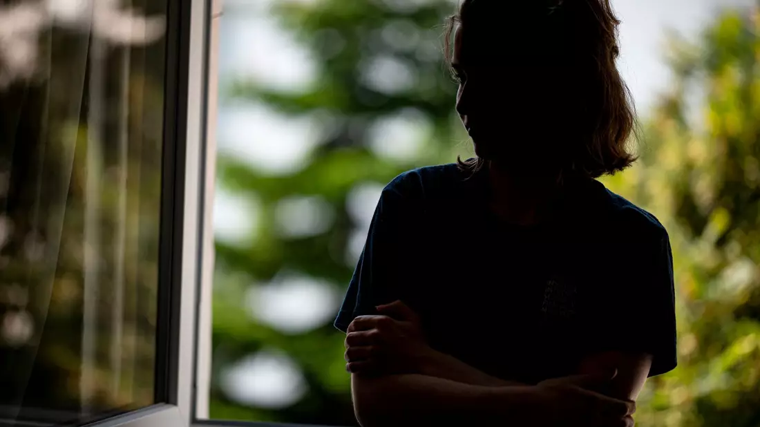 Laut der Statistik leben Frauen etwas häufiger alleine als Männer. (Symbolbild)  - Bild: Fabian Sommer/dpa