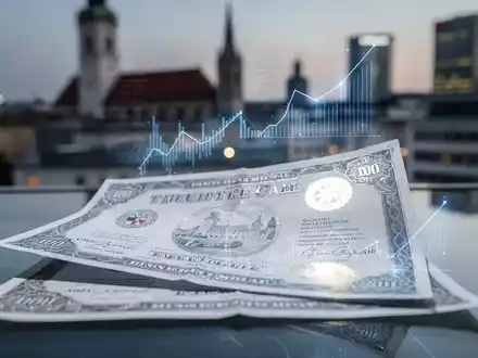 Nahaufnahme eines stilisierten Aktienzertifikats oder digitaler Finanzdaten mit verschwommener Münchner Skyline im Hintergrund. - Foto: über boerse-global.de