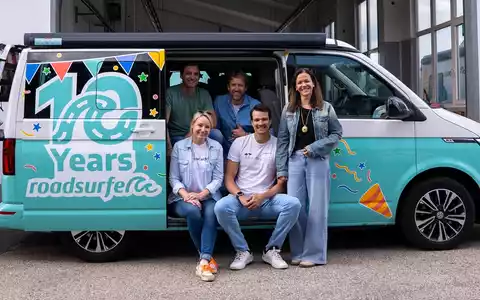 10 Jahre Vanlife: Wie roadsurfer den Camper-Markt revolutioniert hat / Von 25 Campern auf rund 10.000 Fahrzeuge: roadsurfer feiert 10 Jahre Firmenbestehen - Foto: presseportal.de