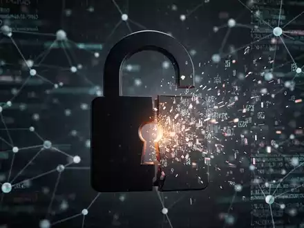 Ein stilisiertes, digitales Vorhängeschloss, das sich öffnet und leuchtende Datenströme freigibt, vor einem unscharfen Hintergrund aus Netzwerkverbindungen. - Foto: über boerse-global.de