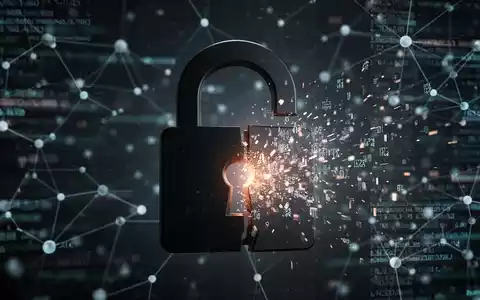 Ein stilisiertes, digitales Vorhängeschloss, das sich öffnet und leuchtende Datenströme freigibt, vor einem unscharfen Hintergrund aus Netzwerkverbindungen. - Foto: über boerse-global.de