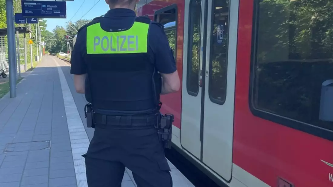 POL-STD: Waffen und Messer haben im Nahverkehr nichts zu suchen - gemeinsame Schwerpunktkontrolle von Verwaltungsbehörde und Polizeien - Bild: presseportal.de