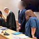Die Anklage lautet Körperverletzung mit Todesfolge. - Bild: Uwe Anspach/dpa POOL/dpa