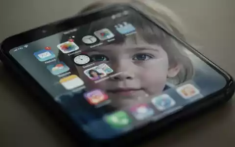 Ein Kind blickt auf einen Smartphone-Bildschirm, der verschwommene App-Symbole zeigt. Das Bild reflektiert die Debatte über Smartphone-Nutzung und Zeitmanagement bei Jugendlichen. - Foto: über boerse-global.de