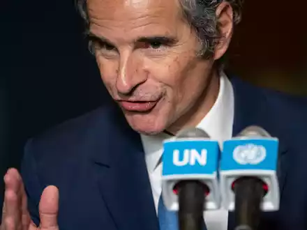 IAEA-Chef Grossi verwies auf die US-iranische Rahmenvereinbarung, wonach das Uran unter der IAEA-Aufsicht zumindest verdünnt werden soll. (Archivbild) - Foto: Yuki Iwamura/AP/dpa
