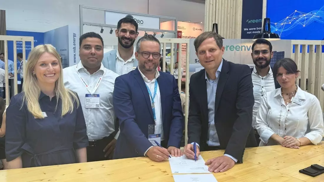 Auftakt einer langfristigen Zusammenarbeit: MVV Trading und MaxSolar schließen ersten Festpreis-Vertrag für die hybride Vermarktung einer grünen PV/BESS-Co-Location - Bild: presseportal.de