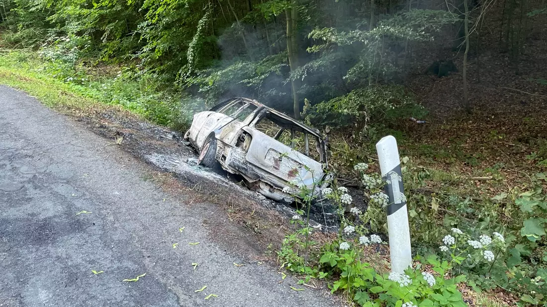 LPI-NDH: Brennendes Fahrzeug am Possen - Kripo nimmt Ermittlungen auf und sucht Zeugen - Bild: presseportal.de