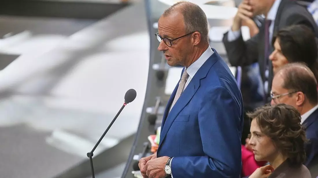 Merz wirbt im Bundestag für Rentenreform
