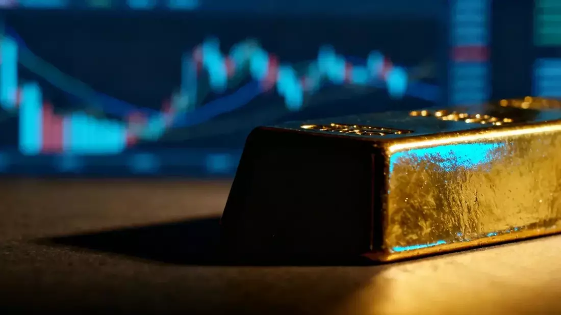Oro cae a 4.062 dólares: Fed y dólar presionan al metal precioso