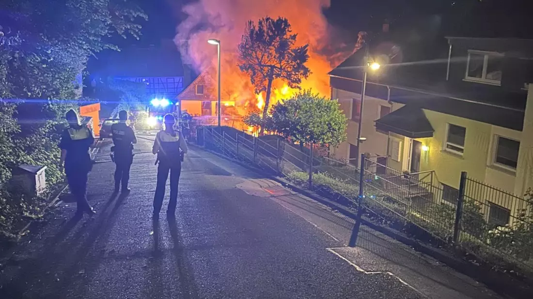 FW-EN: Zwei Pkw und Carport mit Gartenhütte durch Brand zerstört - Feuerwehr Wetter (Ruhr) verhindert Ausbreitung auf Wohngebäude - Bild: presseportal.de