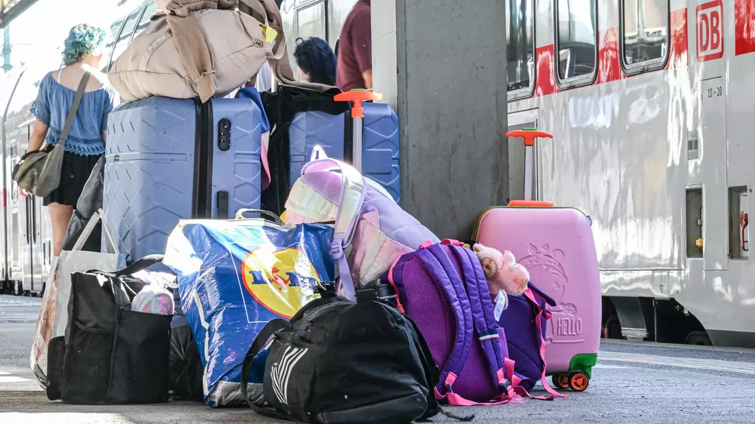 Die Störung im Bahnverkehr konnte gegen 0.30 Uhr behoben werden. Seither rollen die Züge wieder. - Bild: Jason Tschepljakow/dpa