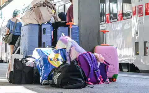 Die Störung im Bahnverkehr konnte gegen 0.30 Uhr behoben werden. Seither rollen die Züge wieder. - Foto: Jason Tschepljakow/dpa