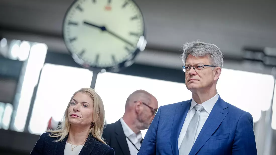 Verkehrsminister Patrick Schnieder (CDU) fordert von Bahnchefin Evelyn Palla Aufklärung über den Vorfall. - Bild: Kay Nietfeld/dpa