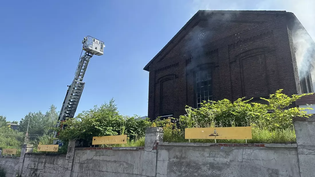 FW-DO: Feuer in Dortmund-Schüren - Lagerhalle an altem Zechenstandort brennt aus - Bild: presseportal.de