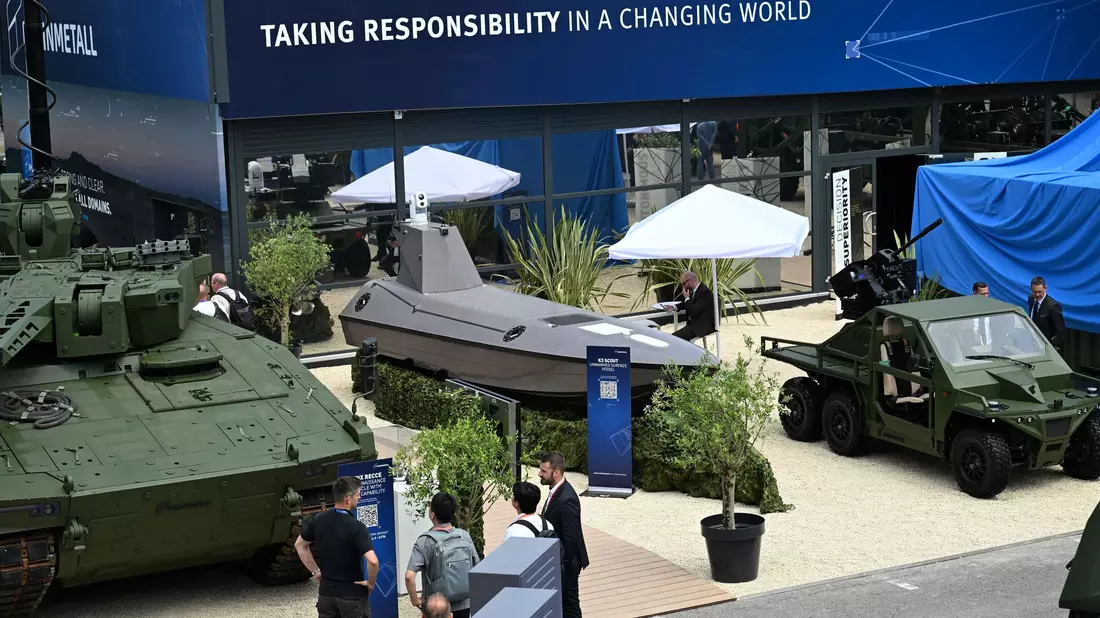 Blick auf den Rheinmetall-Messestand bei der Eurosatory - es waren nicht nur Panzer und andere Militärfahrzeuge zu sehen, sondern auch ein kleines Schiff, und zwar ein Drohnenboot. - Bild: Wolf von Dewitz/dpa