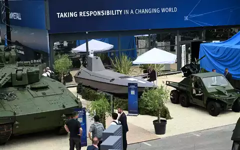 Blick auf den Rheinmetall-Messestand bei der Eurosatory - es waren nicht nur Panzer und andere Militärfahrzeuge zu sehen, sondern auch ein kleines Schiff, und zwar ein Drohnenboot. - Foto: Wolf von Dewitz/dpa