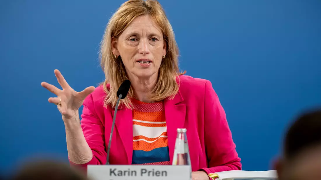 Familienministerin Prien ist für eine gesetzliche Altersgrenze von 13 Jahren für die eigenständige Nutzung eigener Social-Media-Konten. - Bild: Michael Kappeler/dpa