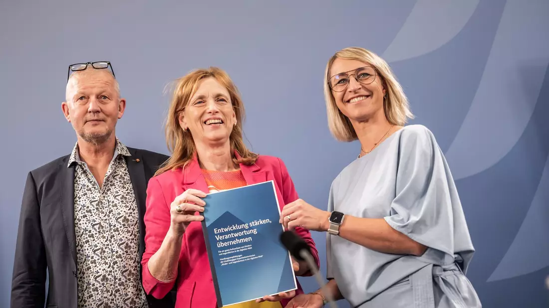 Die Kommission legt viel Wert auf die Verantwortung von Erwachsenen - und vor allem den sozialen Netzwerken selbst.  - Bild: Michael Kappeler/dpa