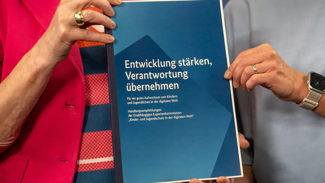 Die Expertenkommission «Kinder und Jugendschutz in der digitalen Welt» hat insgesamt 56 Empfehlungen. - Bild: Michael Kappeler/dpa