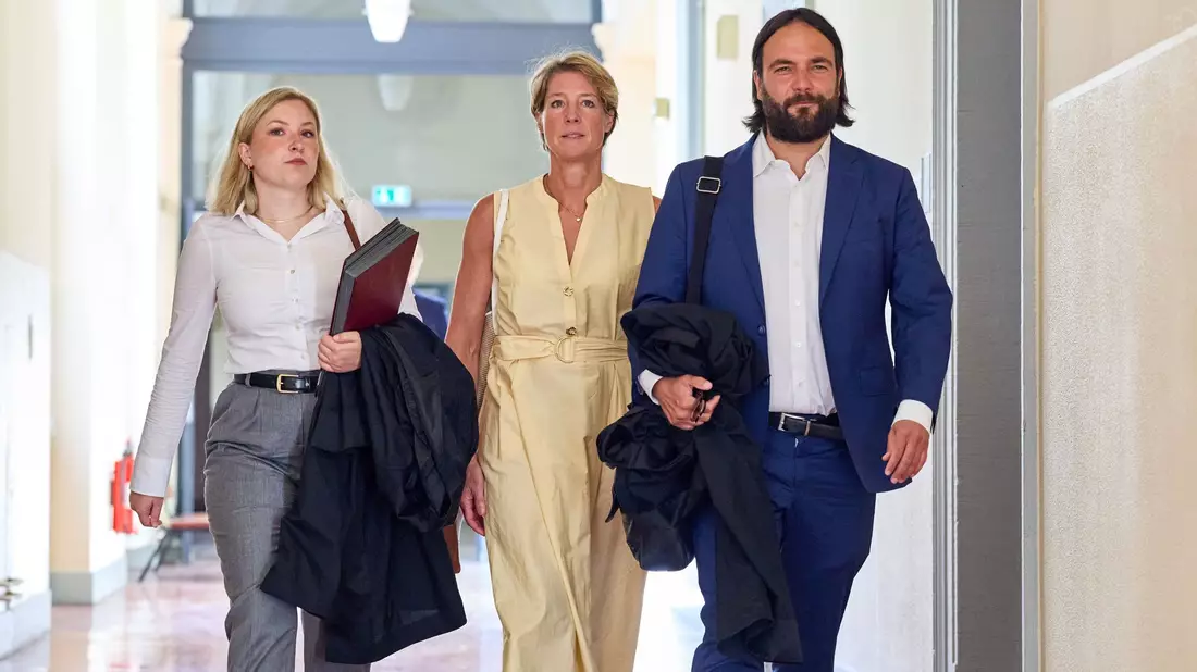 Christina Block (M.) mit ihren Verteidigern auf dem Gerichtsflur. - Bild: Georg Wendt/dpa