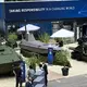 Blick auf den Rheinmetall-Messestand bei der Eurosatory - es waren nicht nur Panzer und andere Militärfahrzeuge zu sehen, sondern auch ein kleines Schiff, und zwar ein Drohnenboot. - Bild: Wolf von Dewitz/dpa