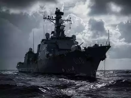 Dramatische Silhouette eines großen Marineschiffs vor einem stürmischen Himmel, das Verlust und Unsicherheit darstellt. - Foto: über boerse-global.de