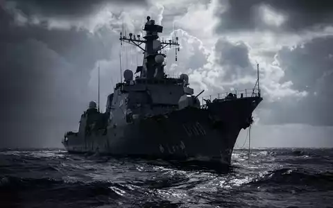 Dramatische Silhouette eines großen Marineschiffs vor einem stürmischen Himmel, das Verlust und Unsicherheit darstellt. - Foto: über boerse-global.de