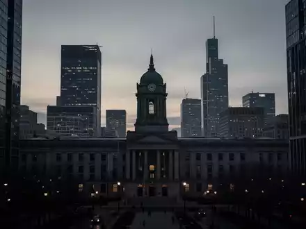 Eine städtische Skyline bei Dämmerung, die finanzielle Belastungen und Sparmaßnahmen deutscher Kommunen symbolisiert. - Foto: über boerse-global.de
