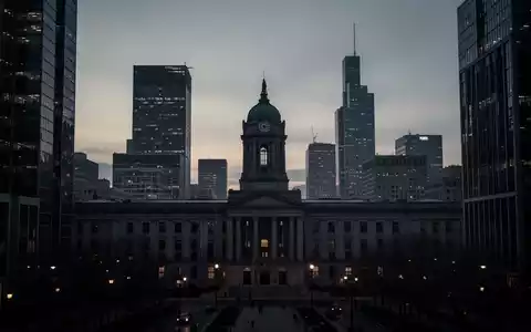 Eine städtische Skyline bei Dämmerung, die finanzielle Belastungen und Sparmaßnahmen deutscher Kommunen symbolisiert. - Foto: über boerse-global.de