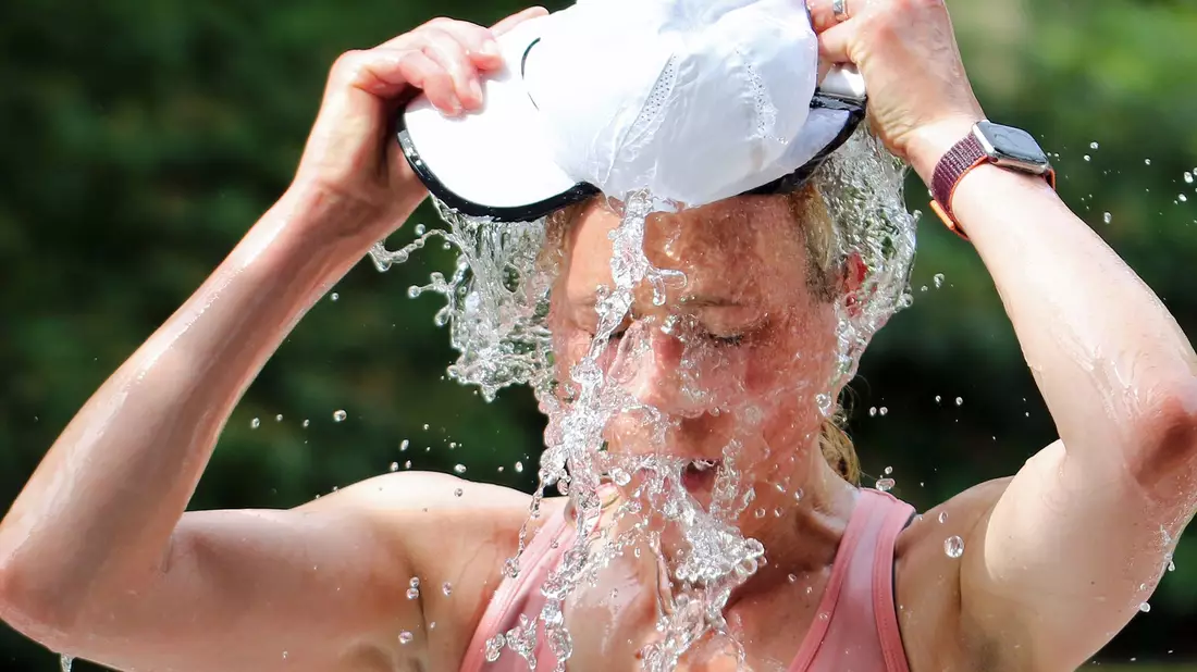 Eine Läuferin beim Hamburger Halbmarathon erfrischt sich an einer Wasserstelle. (Symbolbild) - Bild: Markus Tischler/dpa