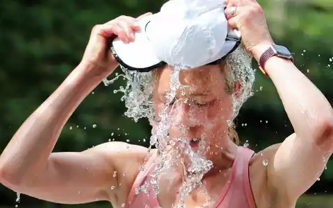Eine Läuferin beim Hamburger Halbmarathon erfrischt sich an einer Wasserstelle. (Symbolbild) - Foto: Markus Tischler/dpa
